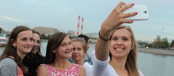 Polish literature and poetry students, arriving over the weekend for a weeklong trip to Russia, seen here posing for photos along the Moscow River. Polish literature and poetry students, arriving over the weekend for a weeklong trip to Russia, seen here posing for photos along the Moscow River. - Sputnik International