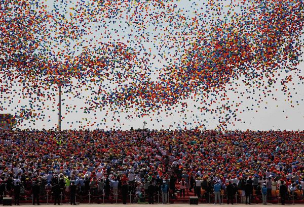 Balloons are released as a crowd looks up during a military parade over Tiananmen Square in Beijing on September 3, 2015, to mark the 70th anniversary of victory over Japan and the end of World War II Balloons are released as a crowd looks up during a military parade over Tiananmen Square in Beijing on September 3, 2015, to mark the 70th anniversary of victory over Japan and the end of World War II - Sputnik International
