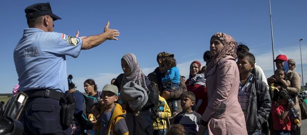 Migrants queue at the border crossing between Serbia and Croatia near Tovarnik, Croatia, September 21, 2015 Migrants queue at the border crossing between Serbia and Croatia near Tovarnik, Croatia, September 21, 2015 - Sputnik International