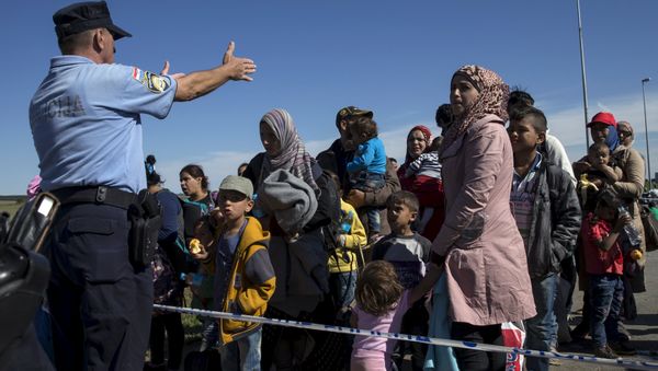 Migrants queue at the border crossing between Serbia and Croatia near Tovarnik, Croatia, September 21, 2015 Migrants queue at the border crossing between Serbia and Croatia near Tovarnik, Croatia, September 21, 2015 - Sputnik International