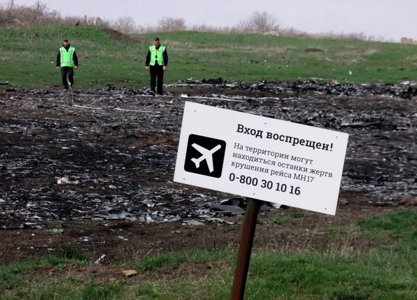 A sign on the crash site of the Malaysia Airlines flight MH17 Boeing en route from Amsterdam to Kuala Lumpur - Sputnik International