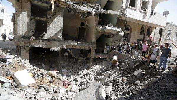 People gather at the site of a Saudi-led air strike in Yemen's capital Sanaa September 22, 2015. Warplanes from a Saudi-led alliance bombed two houses in Yemen's capital on Tuesday, killing at least 20 people, medics and local officials said - Sputnik International