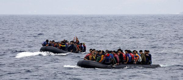 Syrian refugees and other migrants arrive at a beach on the Greek island of Lesbos in overcrowded dinghies after crossing a part of the Aegean Sea from the Turkish coast September 22, 2015 Syrian refugees and other migrants arrive at a beach on the Greek island of Lesbos in overcrowded dinghies after crossing a part of the Aegean Sea from the Turkish coast September 22, 2015 - Sputnik International