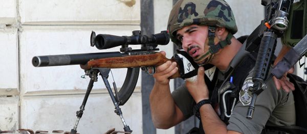 An Israeli border guard aims his sniper rifle during clashes with Palestinian protesters following an anti-Israeli protest after the weekly Friday prayers on September 18, 2015 in the Israeli-controlled area called H2, in the West Bank town of Hebron - Sputnik International