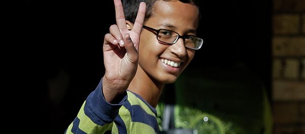 Ahmed Mohamed gestures as he arrives to his family's home in Irving, Texas - Sputnik International