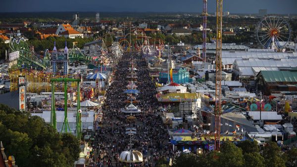 People enjoy the opening day of the 182nd Oktoberfest beer festival in Munich, southern Germany, Saturday, Sept. 19, 2015 People enjoy the opening day of the 182nd Oktoberfest beer festival in Munich, southern Germany, Saturday, Sept. 19, 2015 - Sputnik International