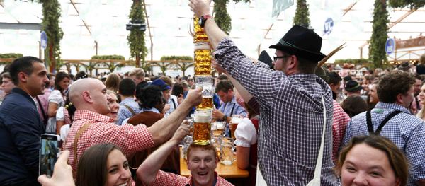 Visitors joke with beer mugs on the first day of the 182nd Oktoberfest in Munich, Germany, September 19, 2015 - Sputnik International