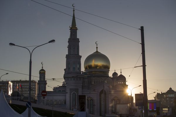 The recently restored Moscow Cathedral Mosque is silhouetted against the sky brightened by the rising sun in Moscow, Russia, Wednesday, Sept. 23, 2015 - Sputnik International