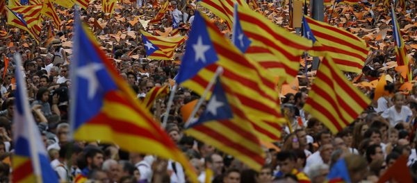 People wave pro-independence Catalan flags, known as the Estelada flag, during a rally calling for the independence of Catalonia, in Barcelona, Spain. - Sputnik International
