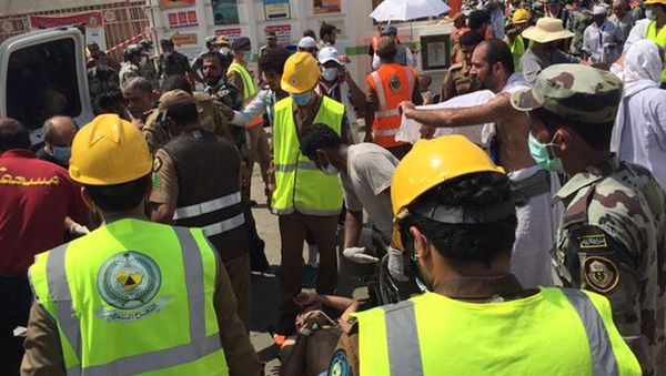 Rescuers respond to a stampede that killed and injured pilgrims in the holy city of Mina during the annual hajj pilgrimage on Thursday, Sept. 24, 2015 - Sputnik International