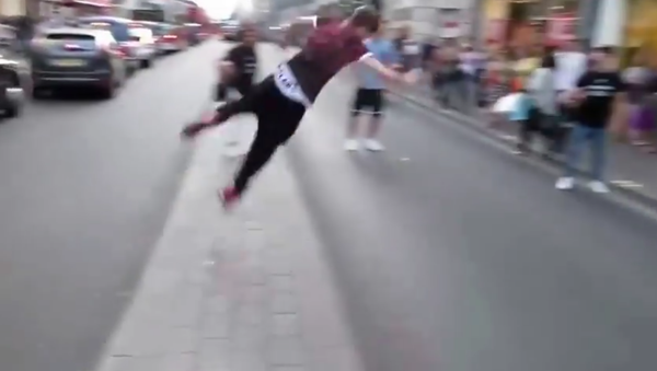 Guy Flips Over A Road With Some Epic Parkour - Sputnik International