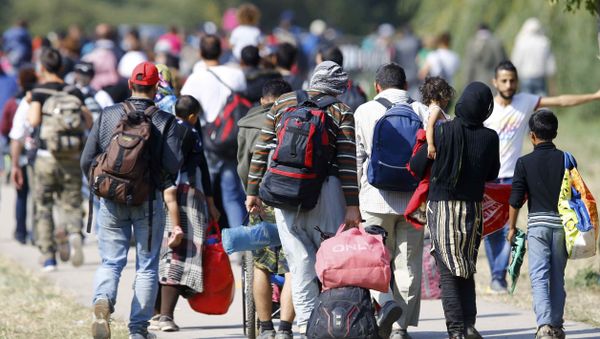 Migrants carry their belongings as they walk towards the Austrian border from Hegyeshalom, Hungary September 23, 2015. Migrants carry their belongings as they walk towards the Austrian border from Hegyeshalom, Hungary September 23, 2015. - Sputnik International