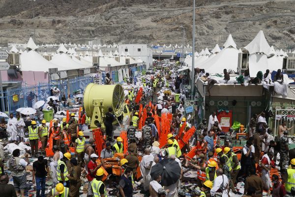 Muslim pilgrims and rescuers gather around the victims of a stampede in Mina, Saudi Arabia during the annual hajj pilgrimage on Thursday, Sept. 24, 2015 - Sputnik International
