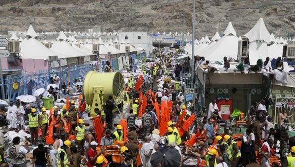 Muslim pilgrims and rescuers gather around the victims of a stampede in Mina, Saudi Arabia during the annual hajj pilgrimage on Thursday, Sept. 24, 2015 - Sputnik International