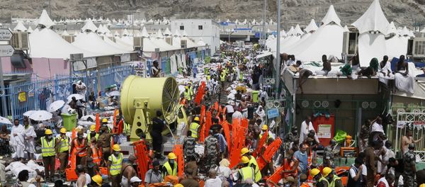 Muslim pilgrims and rescuers gather around the victims of a stampede in Mina, Saudi Arabia during the annual hajj pilgrimage on Thursday, Sept. 24, 2015 Muslim pilgrims and rescuers gather around the victims of a stampede in Mina, Saudi Arabia during the annual hajj pilgrimage on Thursday, Sept. 24, 2015 - Sputnik International