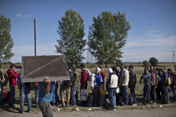 People queue in order to get inside a newly established reception center for migrants and refugees close to Croatia's border with Serbia, in the town of Opatovac, Croatia - Sputnik International