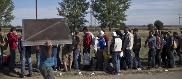 People queue in order to get inside a newly established reception center for migrants and refugees close to Croatia's border with Serbia, in the town of Opatovac, Croatia People queue in order to get inside a newly established reception center for migrants and refugees close to Croatia's border with Serbia, in the town of Opatovac, Croatia - Sputnik International