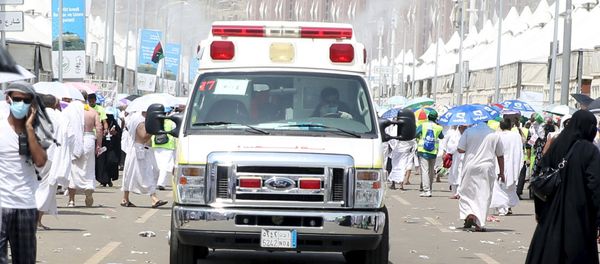 An ambulance evacuates victims following a crush caused by large numbers of people pushing at Mina, outside the Muslim holy city of Mecca September 24, 2015. - Sputnik International