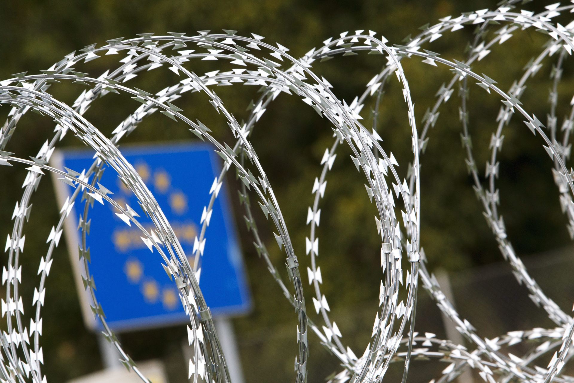 A razor wire fence installed by Hungarian soldiers is seen at the border between Hungary and Slovenia near Tornyiszentmiklos, 245 kms southwest of Budapest, Hungary, Thursday, Sept. 24, 2015 A razor wire fence installed by Hungarian soldiers is seen at the border between Hungary and Slovenia near Tornyiszentmiklos, 245 kms southwest of Budapest, Hungary, Thursday, Sept. 24, 2015 - Sputnik International, 1920, 15.10.2022