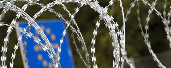 A razor wire fence installed by Hungarian soldiers is seen at the border between Hungary and Slovenia near Tornyiszentmiklos, 245 kms southwest of Budapest, Hungary, Thursday, Sept. 24, 2015 - Sputnik International