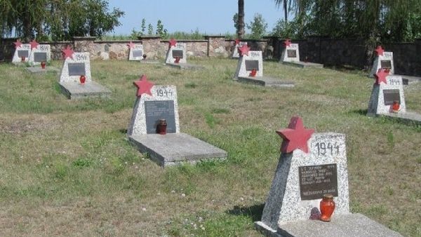 The tombstones of Soviet Army soldiers who died liberating Poland from Nazi invaders during WWII have been defaced in eastern Poland, Polish radio reported Friday - Sputnik International
