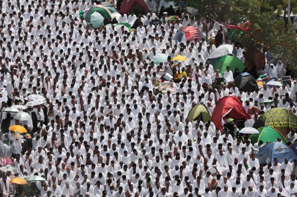 Muslim pilgrims pray outside Namira mosque in Arafat on the second day of the annual hajj pilgrimage near the holy city of Mecca, Saudi Arabia, on September 23, 2015. Muslim pilgrims pray outside Namira mosque in Arafat on the second day of the annual hajj pilgrimage near the holy city of Mecca, Saudi Arabia, on September 23, 2015. - Sputnik International