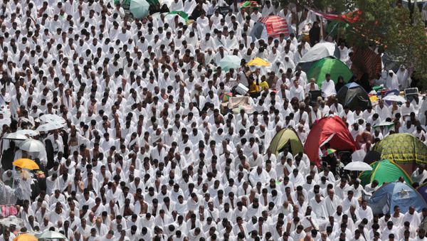 Muslim pilgrims pray outside Namira mosque in Arafat on the second day of the annual hajj pilgrimage near the holy city of Mecca, Saudi Arabia, on September 23, 2015. Muslim pilgrims pray outside Namira mosque in Arafat on the second day of the annual hajj pilgrimage near the holy city of Mecca, Saudi Arabia, on September 23, 2015. - Sputnik International