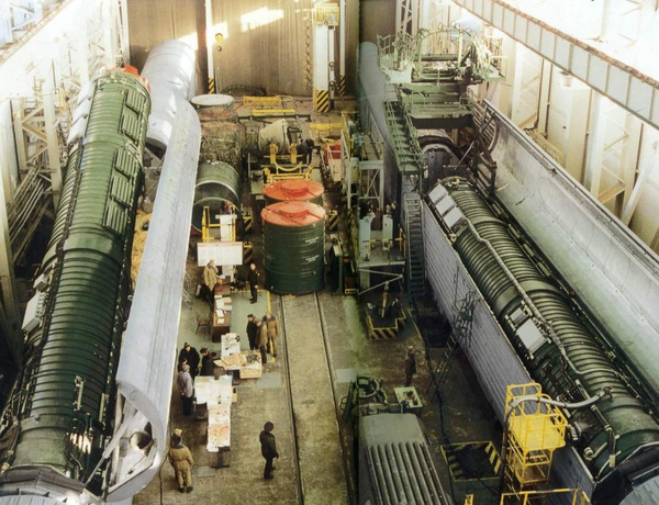 Loading of RS-22 missile in rail-mobile launcher  - Sputnik International