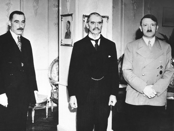 Neville Chamberlain, British prime minister, center, with Reichsfuehrer Adolf Hitler, right, at the second of their three dramatic meetings to solve the European crisis at the conclusion of the three-hour midnight conference which ended in disagreement in Hitlerís hotel room in Godesberg, Germany around Sept. 23, 1938 - Sputnik International