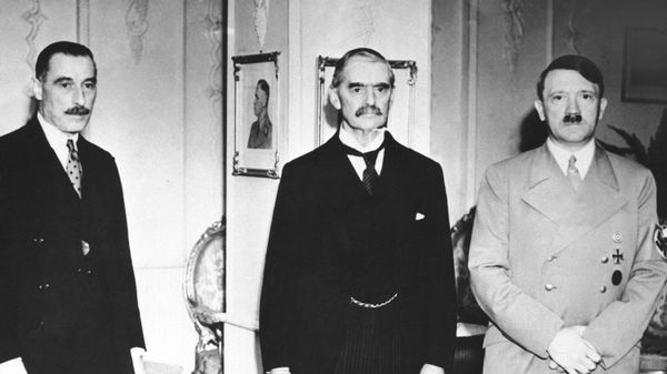 Neville Chamberlain, British prime minister, center, with Reichsfuehrer Adolf Hitler, right, at the second of their three dramatic meetings to solve the European crisis at the conclusion of the three-hour midnight conference which ended in disagreement in Hitlerís hotel room in Godesberg, Germany around Sept. 23, 1938 - Sputnik International