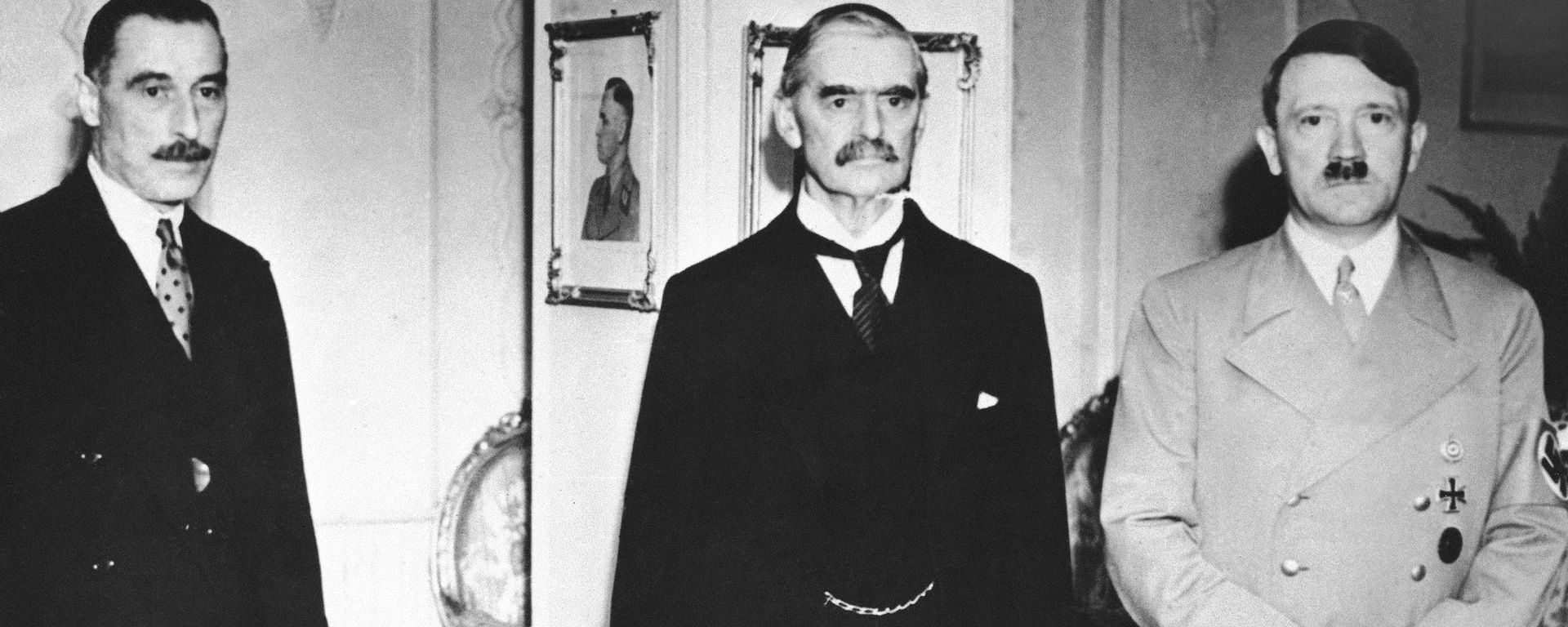 Neville Chamberlain, British prime minister, center, with Reichsfuehrer Adolf Hitler, right, at the second of their three dramatic meetings to solve the European crisis at the conclusion of the three-hour midnight conference which ended in disagreement in Hitlerís hotel room in Godesberg, Germany around Sept. 23, 1938 - Sputnik International, 1920, 26.09.2015