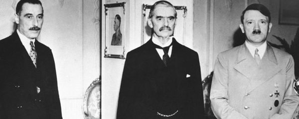 Neville Chamberlain, British prime minister, center, with Reichsfuehrer Adolf Hitler, right, at the second of their three dramatic meetings to solve the European crisis at the conclusion of the three-hour midnight conference which ended in disagreement in Hitlerís hotel room in Godesberg, Germany around Sept. 23, 1938 - Sputnik International