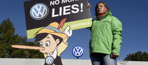 A Greenpeace activist holds a banner during a protest in front of Volkswagen's Sandkamp gate in Wolfsburg, Germany September 25, 2015. - Sputnik International