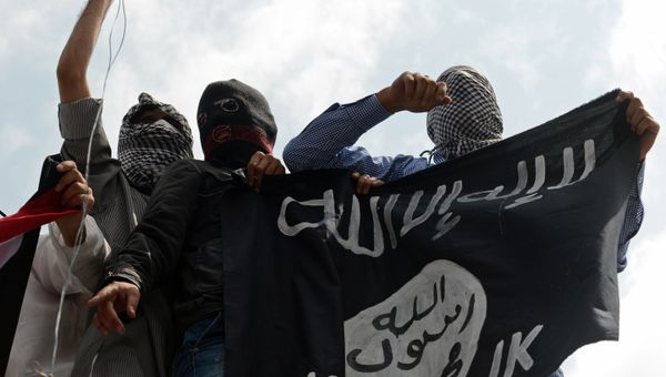 Kashmiri demonstrators hold up a flag of the Islamic State of Iraq and the Levant (ISIL) during a demonstration against Israeli military operations in Gaza, in downtown Srinagar on July 18, 2014 - Sputnik International