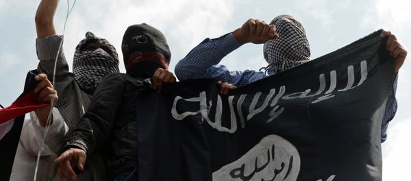 Kashmiri demonstrators hold up a flag of the Islamic State of Iraq and the Levant (ISIL) during a demonstration against Israeli military operations in Gaza, in downtown Srinagar on July 18, 2014 - Sputnik International