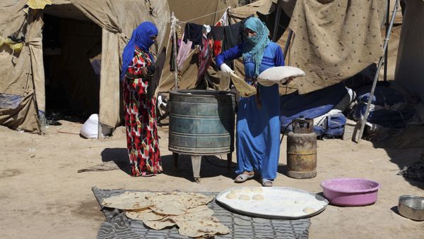 Iraqi women bake bread at al-Takia refugee camp in Baghdad, Iraq, Thursday, Sept. 24, 2015 Iraqi women bake bread at al-Takia refugee camp in Baghdad, Iraq, Thursday, Sept. 24, 2015 - Sputnik International
