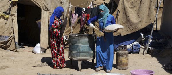 Iraqi women bake bread at al-Takia refugee camp in Baghdad, Iraq, Thursday, Sept. 24, 2015 Iraqi women bake bread at al-Takia refugee camp in Baghdad, Iraq, Thursday, Sept. 24, 2015 - Sputnik International