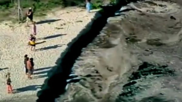 Campers flee as sinkhole swallows car and caravan on Queensland beach - Sputnik International