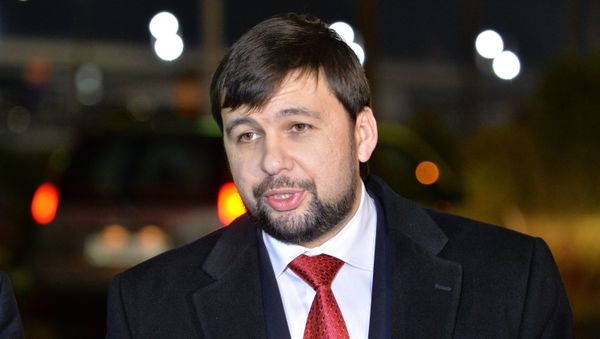 Representative of the Donetsk People's Republic (DPR) Denis Pushilin talks with journalists at the Minsk airport Representative of the Donetsk People's Republic (DPR) Denis Pushilin talks with journalists at the Minsk airport - Sputnik International