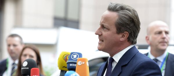 Britain's Prime minister David Cameron talks to journalists as he arrives to attend an European Union (EU) emergency summit on the migration crisis with a focus on strengthening external borders, at the EU Headquarters in Brussels, on September 23, 2015 Britain's Prime minister David Cameron talks to journalists as he arrives to attend an European Union (EU) emergency summit on the migration crisis with a focus on strengthening external borders, at the EU Headquarters in Brussels, on September 23, 2015 - Sputnik International