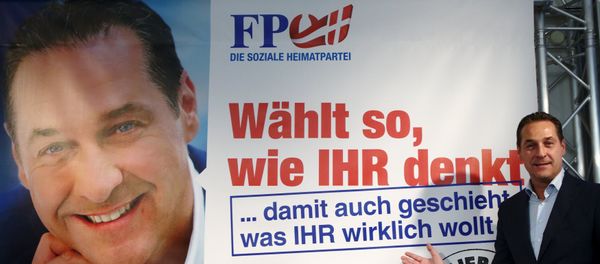 Head of Austrian Freedom Party (FPOe) Heinz-Christian Strache presents an election campaign poster in Vienna, Austria, September 24, 2015. Regional elections take place in Vienna on October 11, 2015 - Sputnik International
