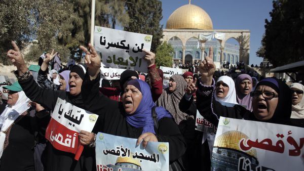 Palestinian women demonstrate in front of the Dome of the Rock after clashes between Palestinian stone throwers and Israeli forces at Jerusalem's Al-Aqsa Mosque compound, one of Islam's holiest sites, on September 27, 2015 Palestinian women demonstrate in front of the Dome of the Rock after clashes between Palestinian stone throwers and Israeli forces at Jerusalem's Al-Aqsa Mosque compound, one of Islam's holiest sites, on September 27, 2015 - Sputnik International