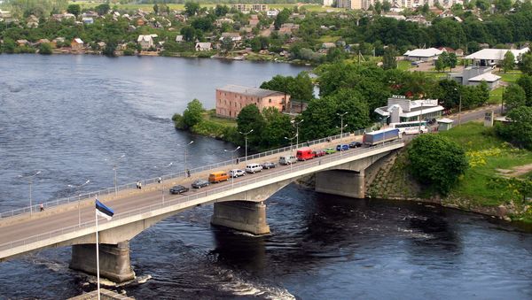 Recent picture taken, 16 June 2005 shows cars standing in a queue on the bridge over the Narova River between Estonia's town Narva and Russia's town Ivangorod, some 150 kms from St. Petersburg - Sputnik International