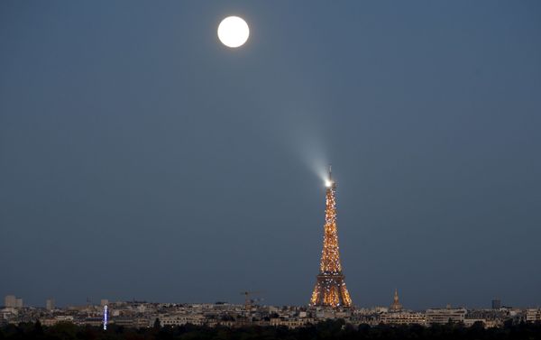 Super moon rises in the sky near the Eiffel Tower as seen from Suresnes, Western Paris, France, September 27, 2015 Super moon rises in the sky near the Eiffel Tower as seen from Suresnes, Western Paris, France, September 27, 2015 - Sputnik International