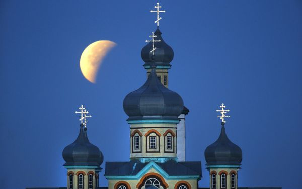 Supermoon seen behind an Orthodox church in Turets, Belarus, 110 kilometers (69 miles) west of the capital Minsk, Monday, September 28, 2015 Supermoon seen behind an Orthodox church in Turets, Belarus, 110 kilometers (69 miles) west of the capital Minsk, Monday, September 28, 2015 - Sputnik International