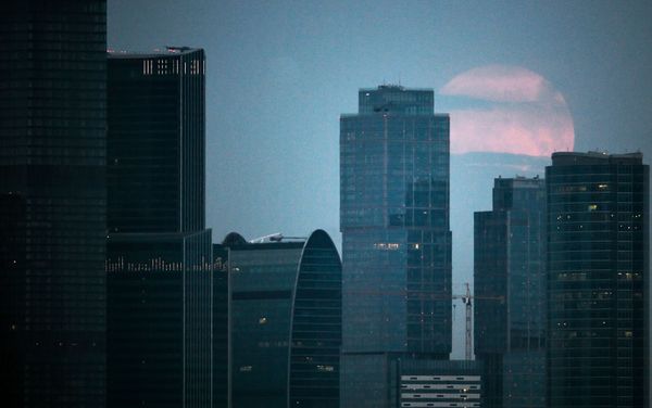 Red supermoon seen beyond the Moscow City Business Center, Moscow, Russia, September 28, 2015 Red supermoon seen beyond the Moscow City Business Center, Moscow, Russia, September 28, 2015 - Sputnik International