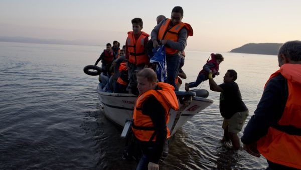 Syrian refugees arrive on a fishing boat from Turkey on the shores of the Greek island of Lesbos , Sunday Sept. 27, 2015 Syrian refugees arrive on a fishing boat from Turkey on the shores of the Greek island of Lesbos , Sunday Sept. 27, 2015 - Sputnik International