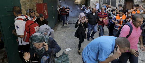 Palestinian protesters run away as Israeli police throw a stun grenade in Jerusalem's Old City September 28, 2015 Palestinian protesters run away as Israeli police throw a stun grenade in Jerusalem's Old City September 28, 2015 - Sputnik International