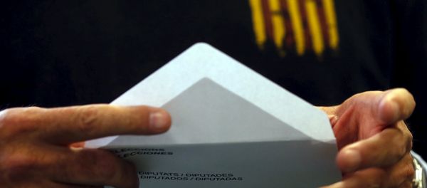 Man wearing a T-shirt with an Estelada flag, a symbol of Catalonian pro-independence, prepares his ballot in Catalonia's regional parliamentary election in Barcelona, Spain, September 27, 2015 - Sputnik International