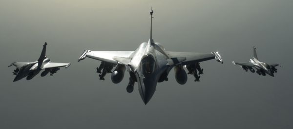 This photo released on Sunday, Sept. 27, 2015 by the French Army Communications Audiovisual office (ECPAD) shows French army Rafale fighter jets flying towards Syria as part of France's Operation Chammal launched in September 2015 in support of the US-led coalition against Islamic State group - Sputnik International